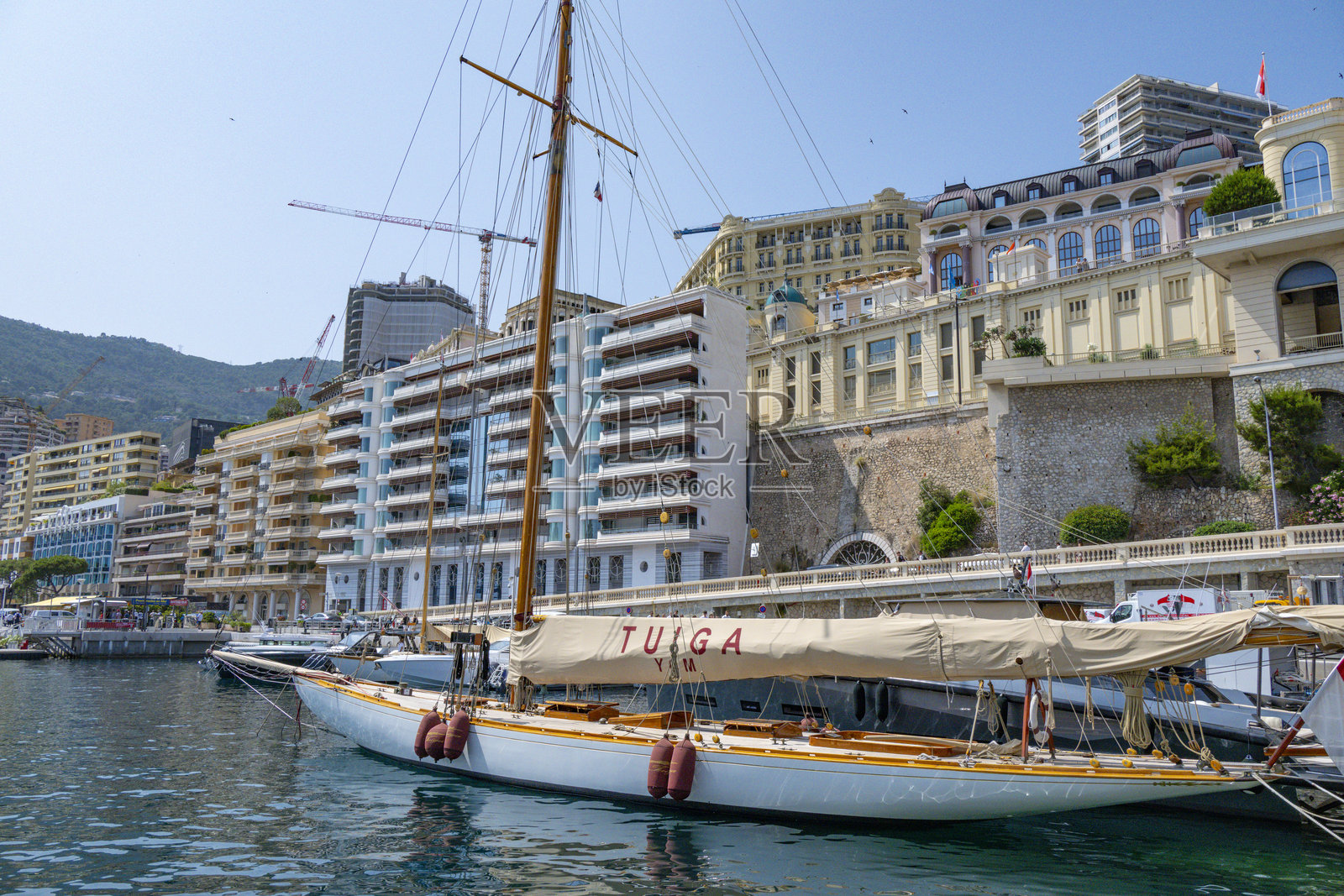 夏季时，图伊加帆船在摩纳哥港口停泊照片摄影图片