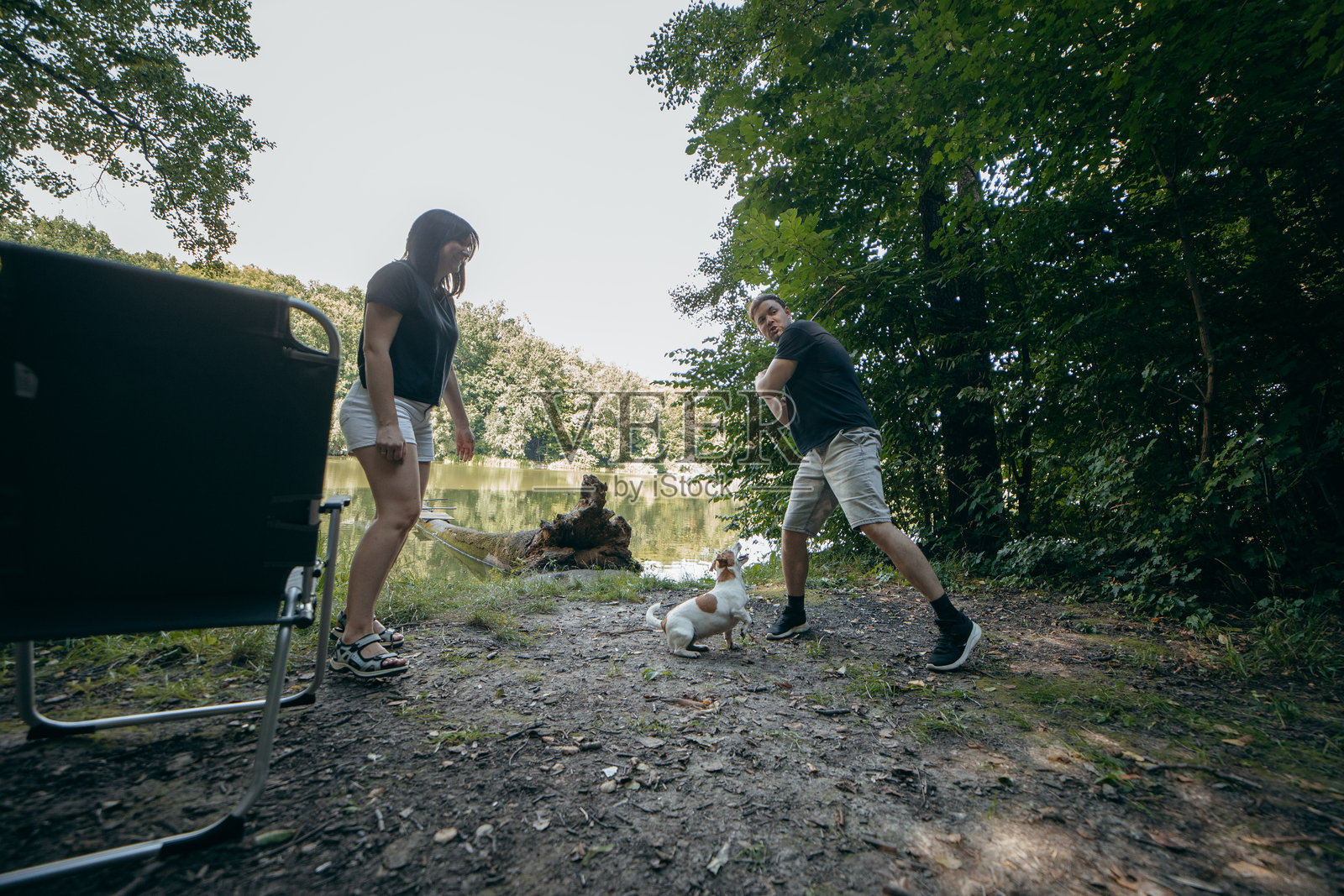 成年夫妇在夏季湖边的自然环境中放松照片摄影图片