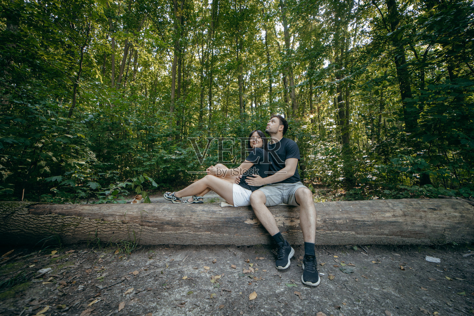 成年夫妇在夏天的湖边自然中放松照片摄影图片