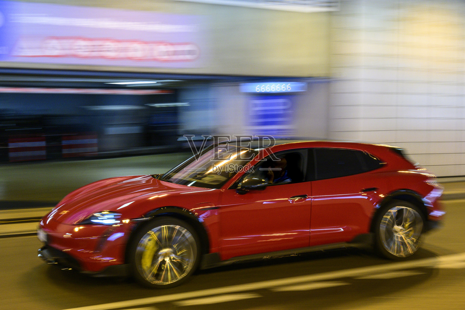 保时捷Taycan Sport Turismo全电动汽车在摩纳哥隧道内照片摄影图片