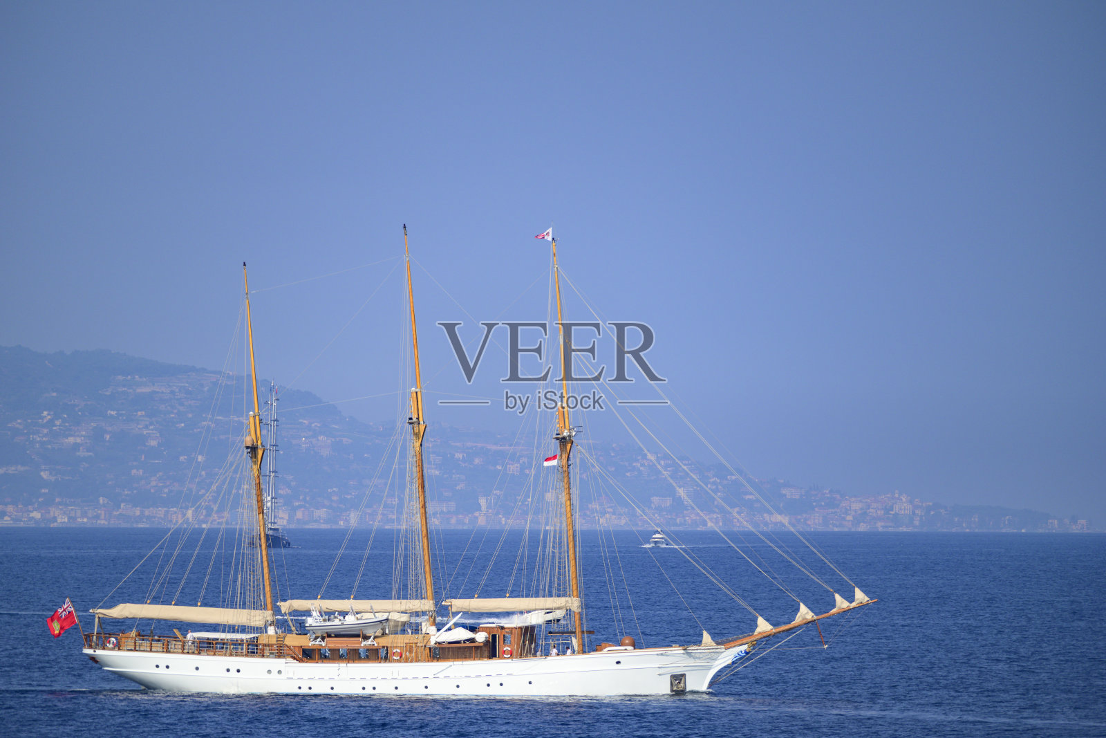 夏季在摩纳哥海湾的帆船游艇照片摄影图片