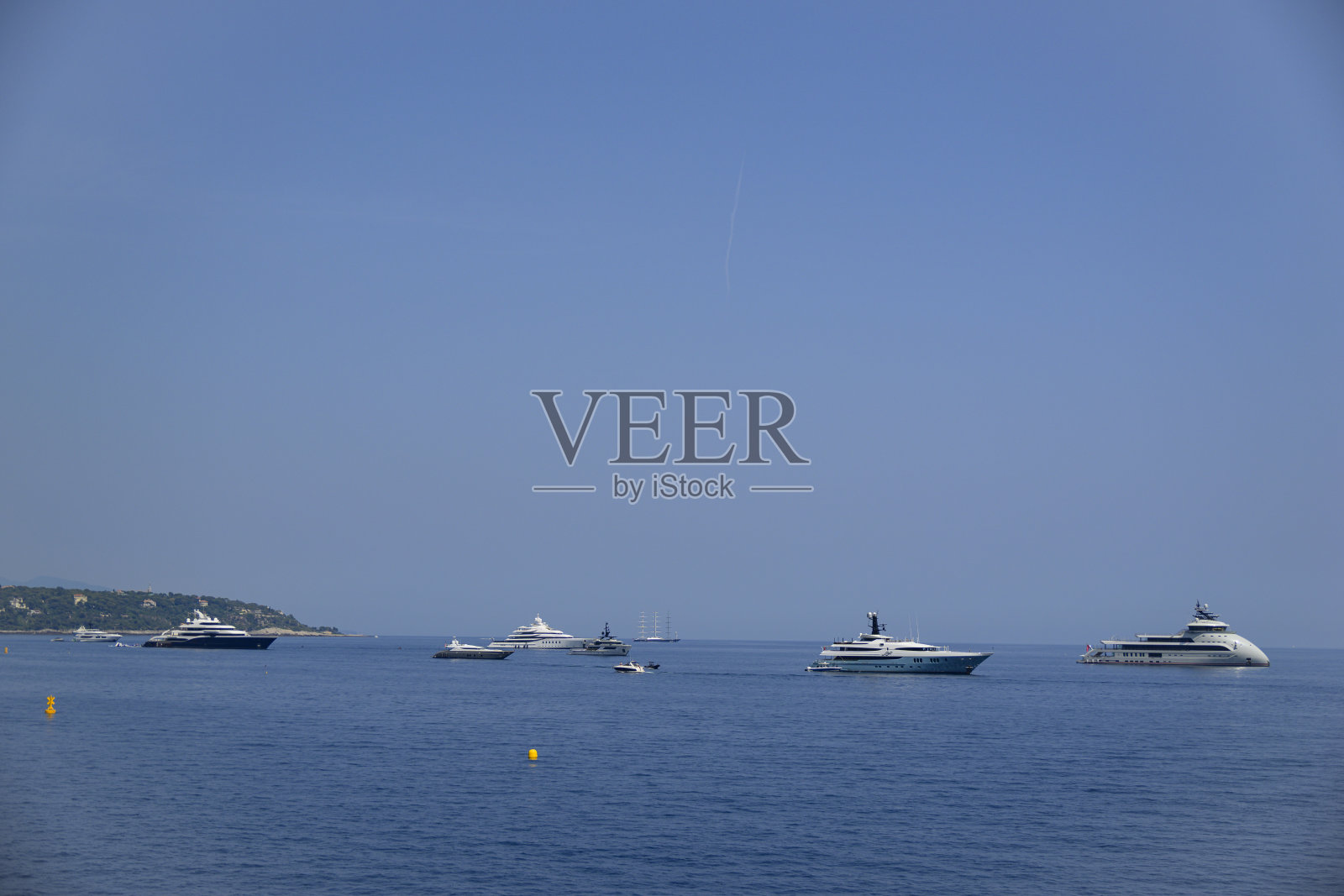 夏季时分，摩纳哥海湾中的超级游艇照片摄影图片