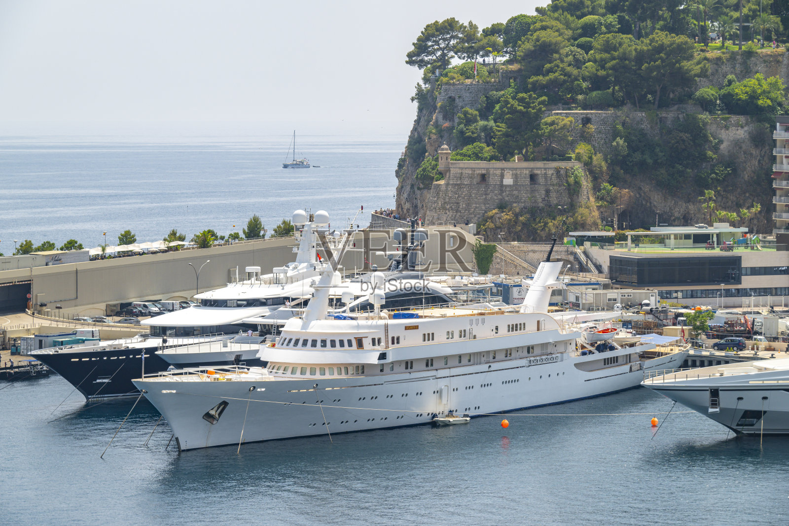夏季时分,阿特兰蒂斯二号超级游艇停靠在摩纳哥港口照片摄影图片