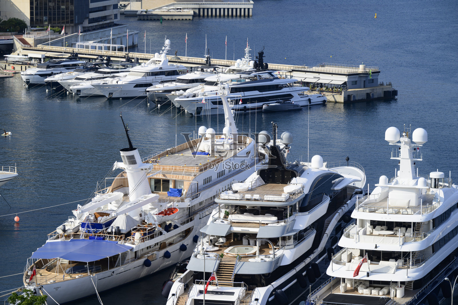 夏季时，阿特兰蒂斯二号超级游艇停靠在摩纳哥港口照片摄影图片