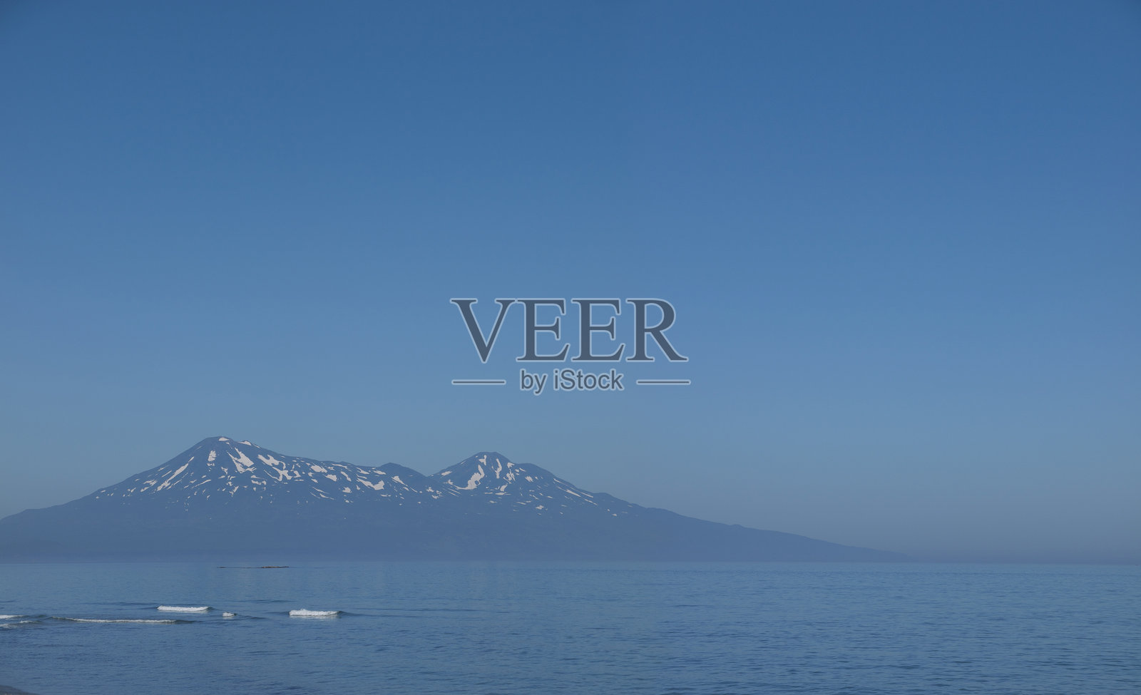 海景上的火山照片摄影图片