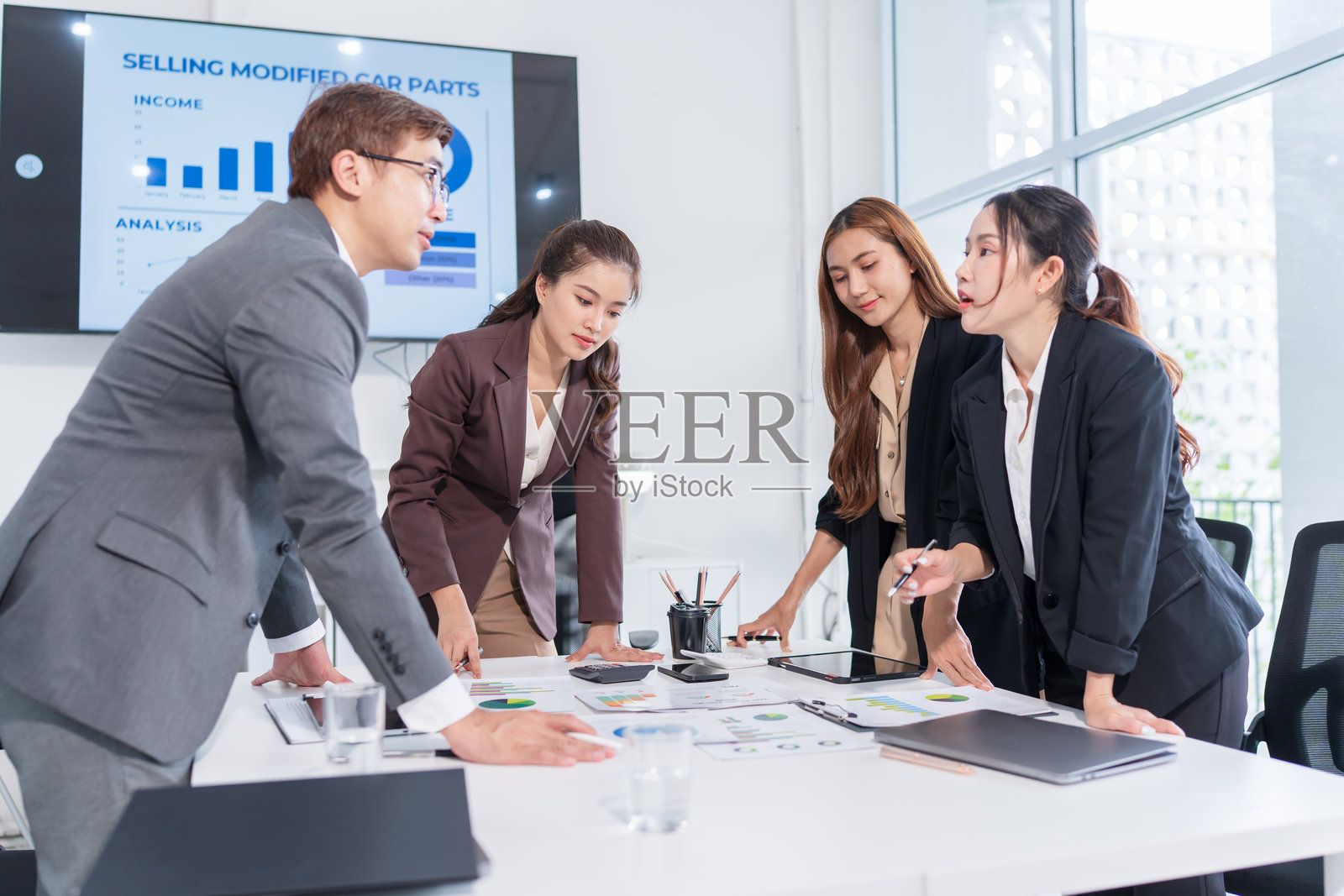 一群亚洲商务人士在办公室开会并展示工作照片摄影图片