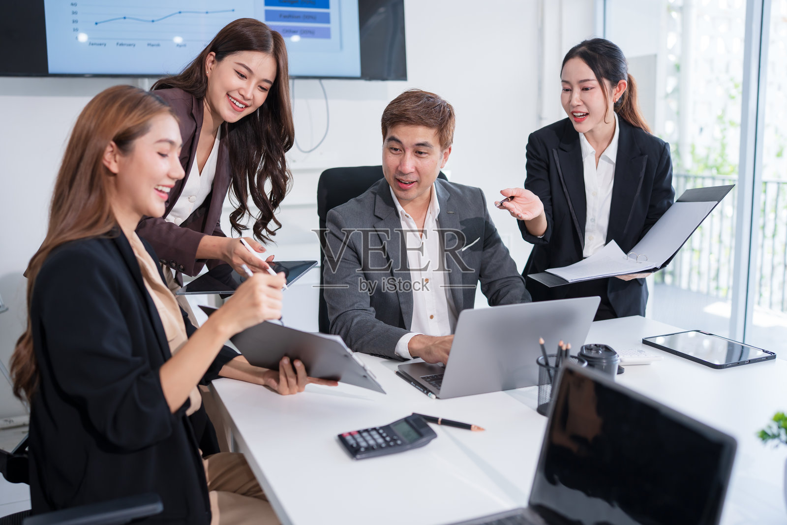 一群亚洲商务人士在办公室开会并展示工作照片摄影图片