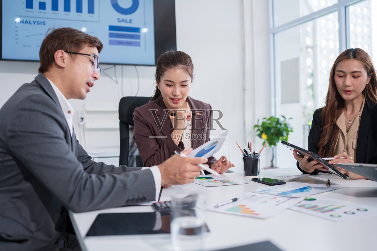 一群亚洲商务人士在办公室开会并展示工作照片摄影图片