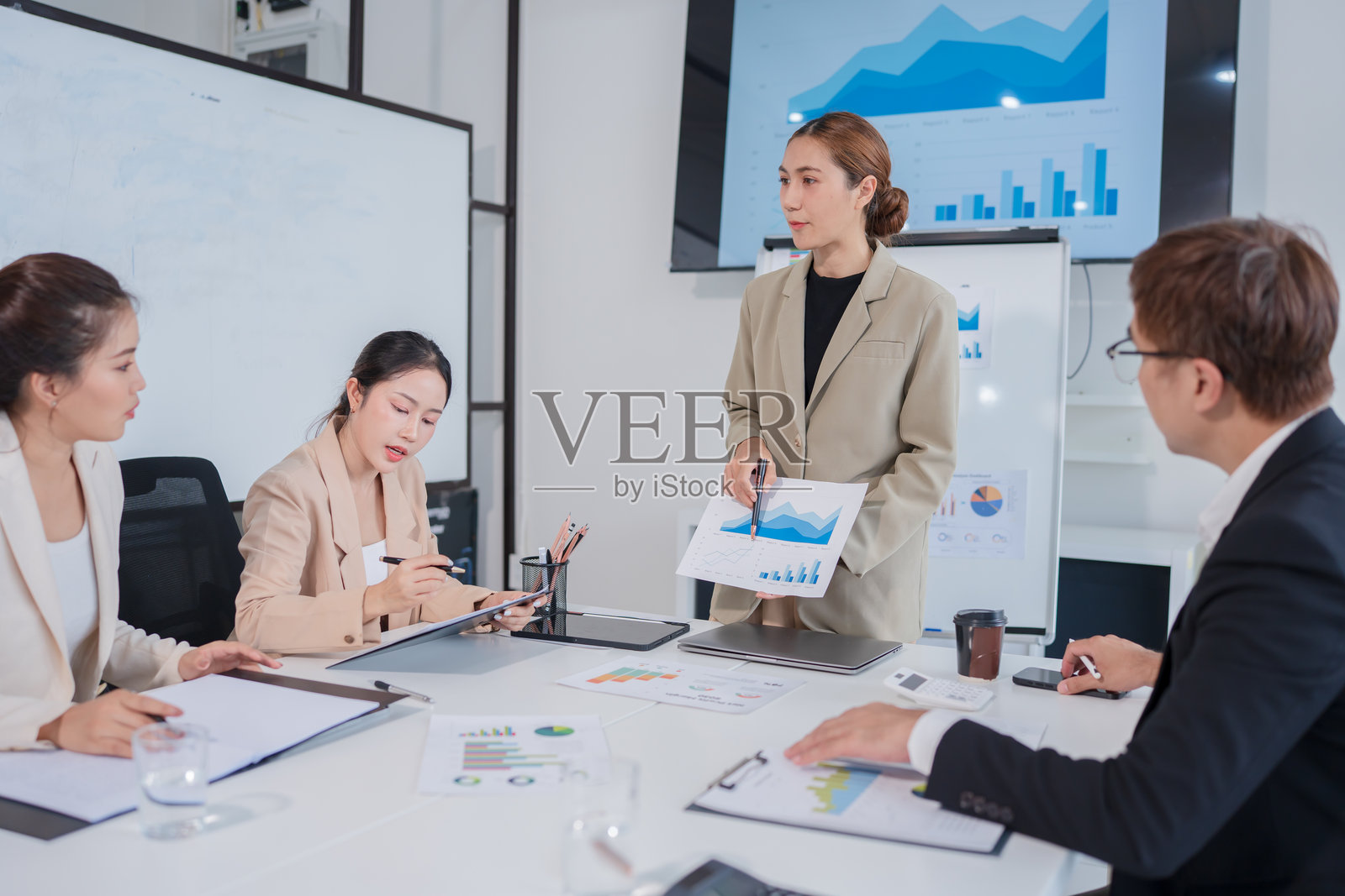 一群亚洲商务人士在办公室开会并展示工作照片摄影图片