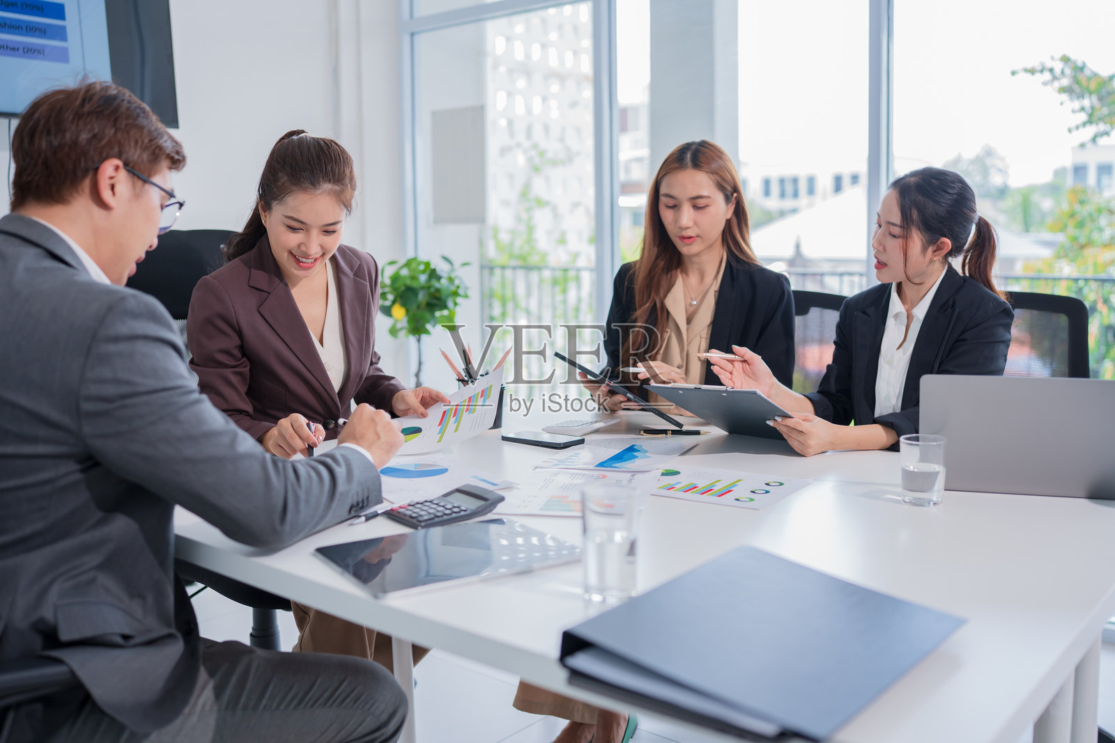 一群亚洲商务人士在办公室开会并展示工作照片摄影图片