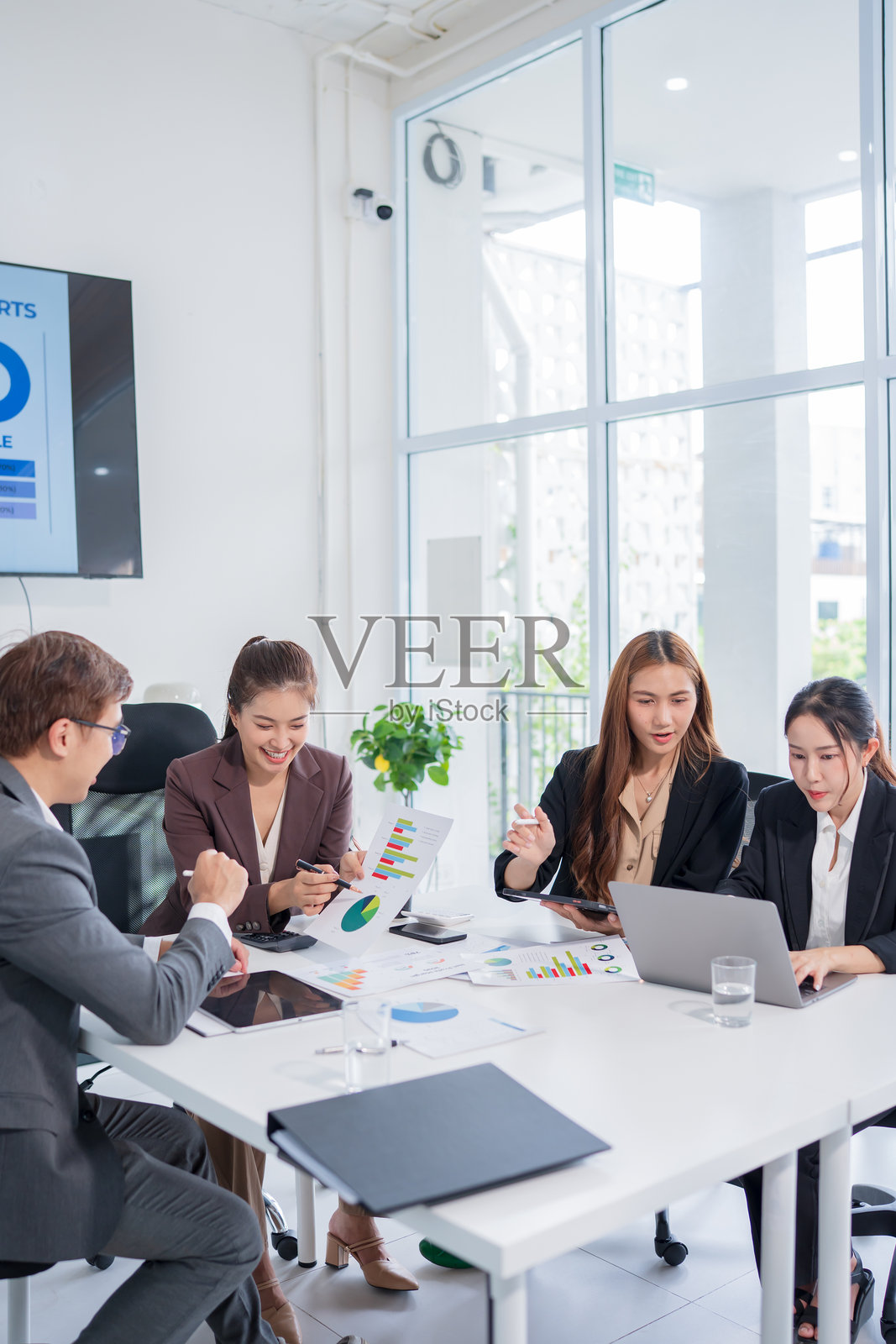 一群亚洲商务人士在办公室开会并展示工作照片摄影图片