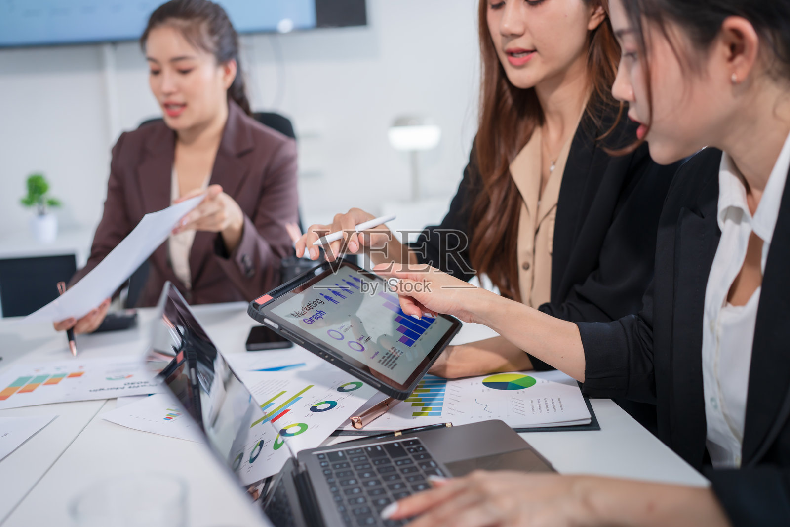 一群亚洲商务人士在办公室开会并展示工作照片摄影图片