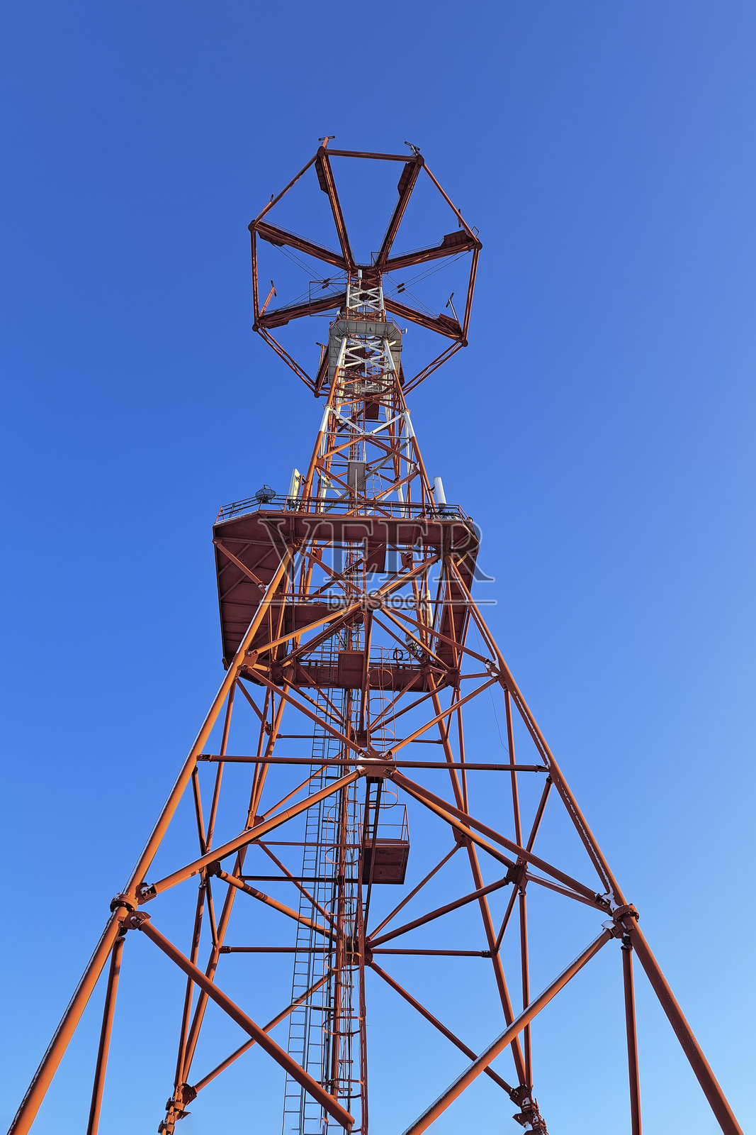 通信塔在天空中矗立，底部向上的视角。特写。照片摄影图片
