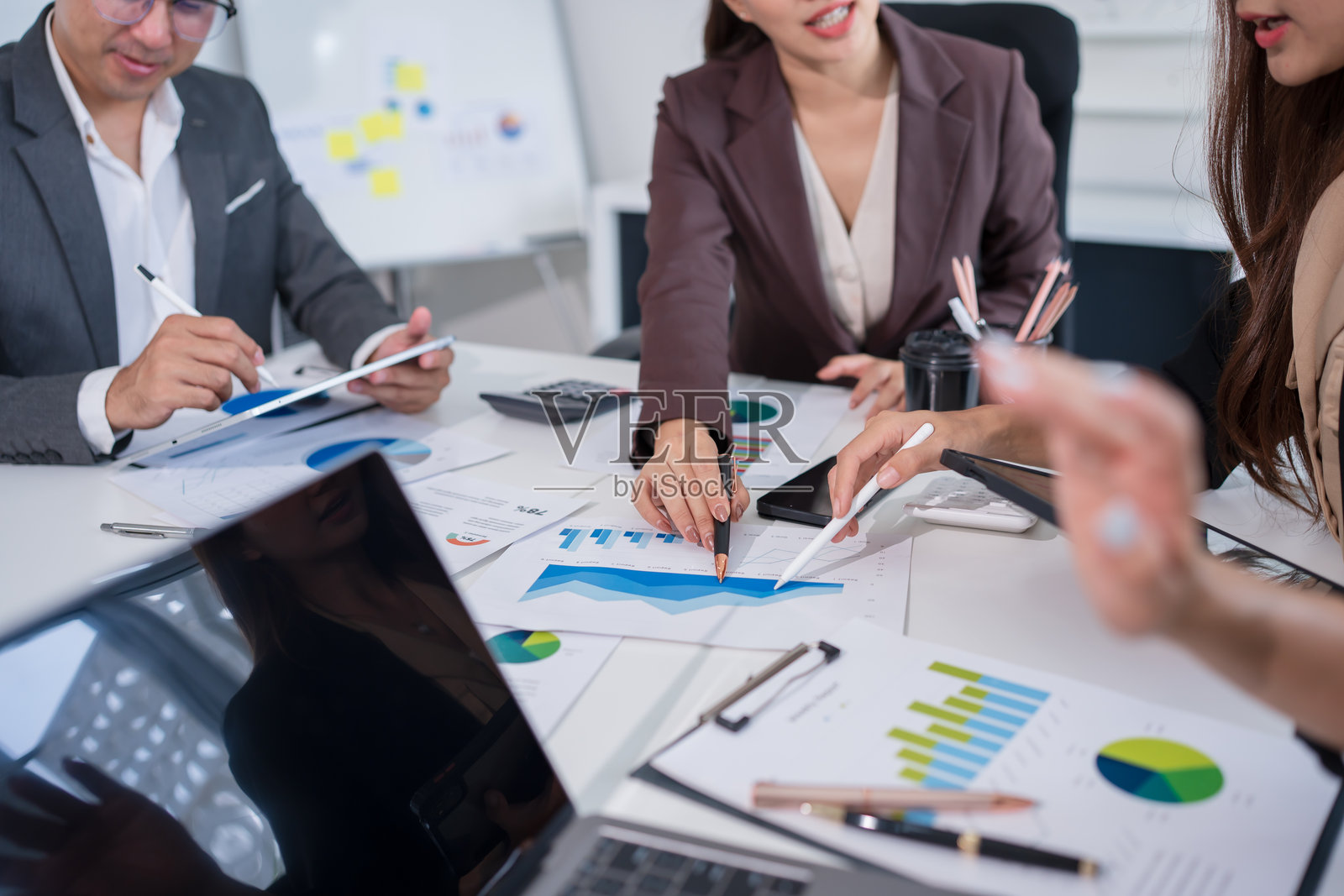 一群亚洲商务人士在办公室开会并展示工作照片摄影图片