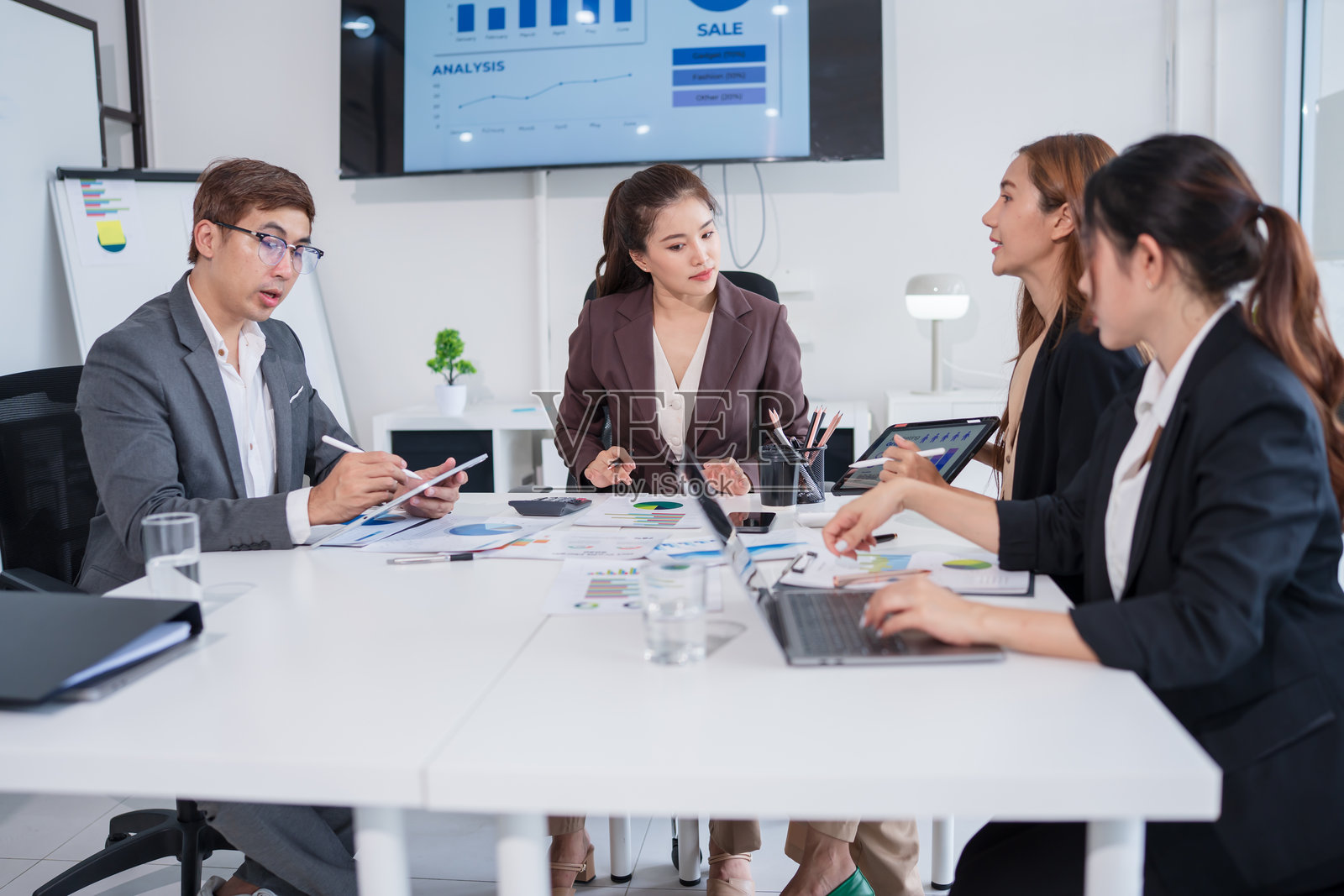 一群亚洲商务人士在办公室开会并展示工作照片摄影图片