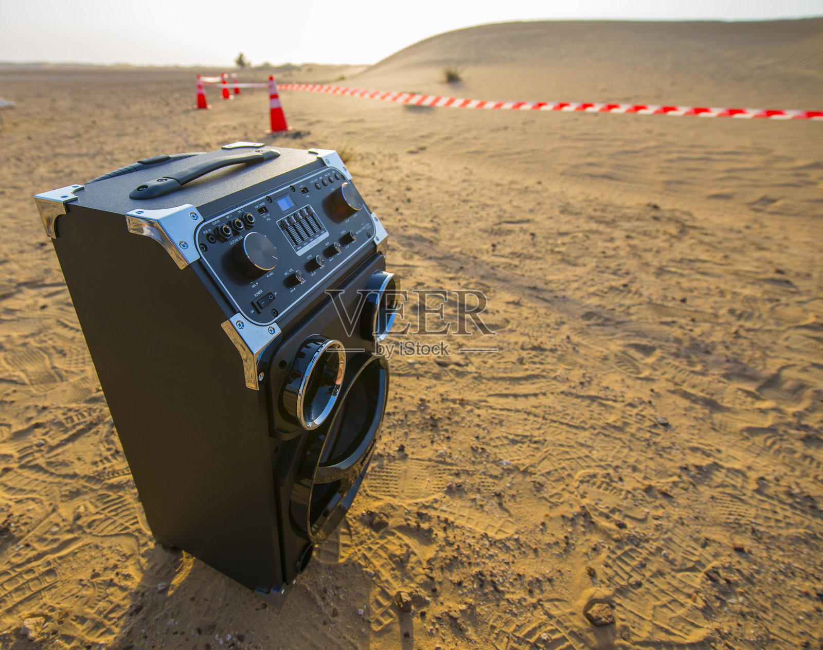 沙漠中的音乐设备。沙漠中的音响。音乐科技。照片摄影图片