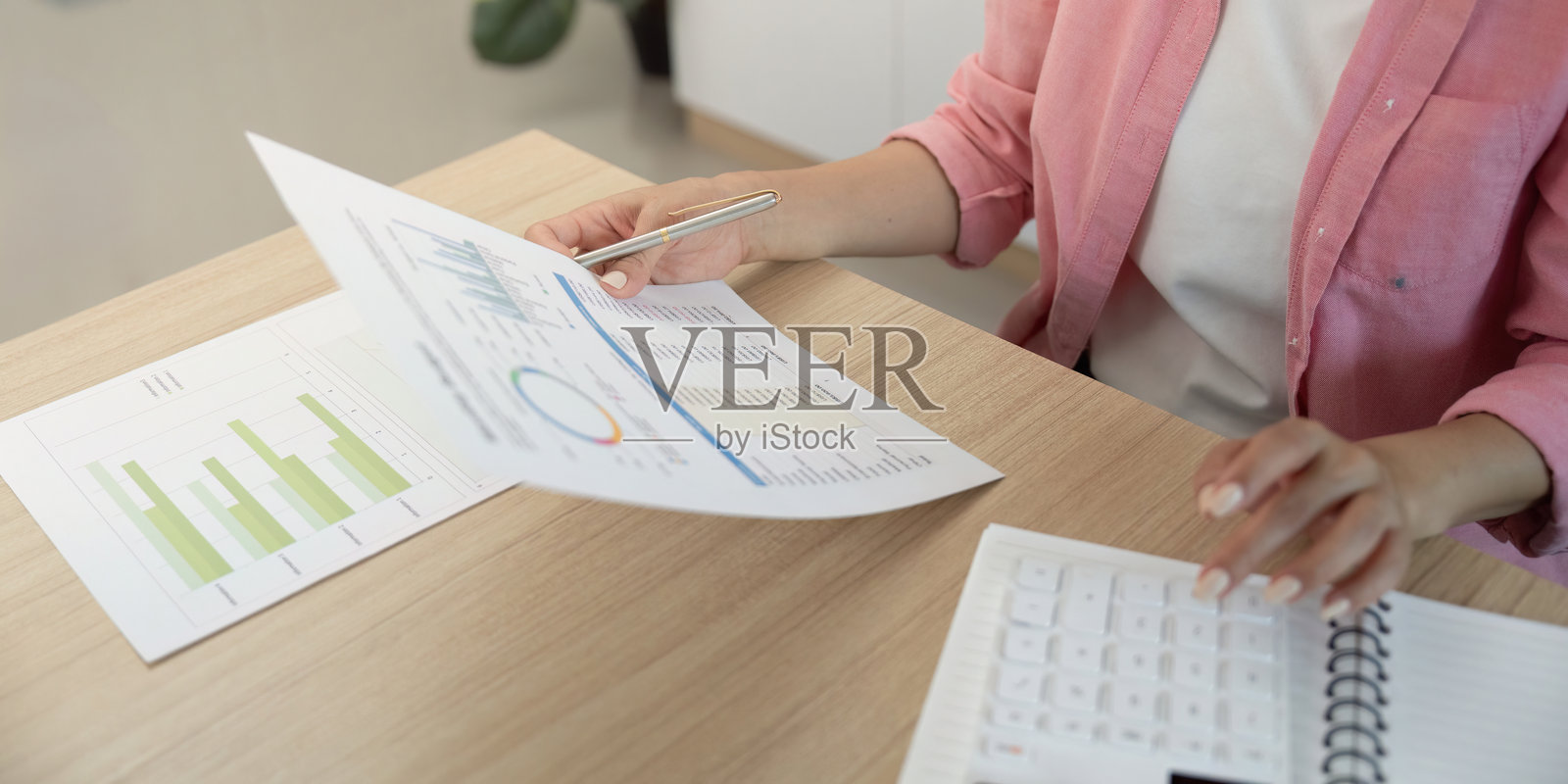 远程工作：职业女性在家办公分析数据和报告照片摄影图片