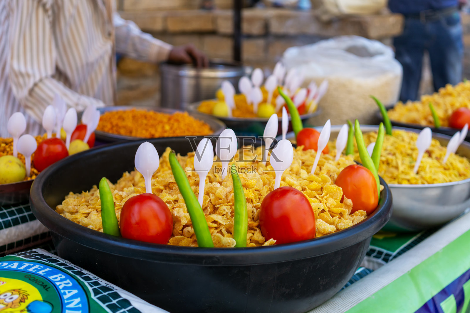 咸味混合印度小吃街头食品玉米片Chivda照片摄影图片