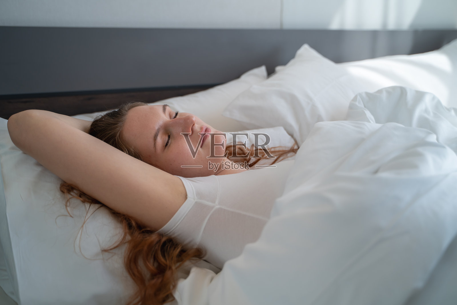 年轻女性安静地睡着，早晨享受着愉快的休息照片摄影图片