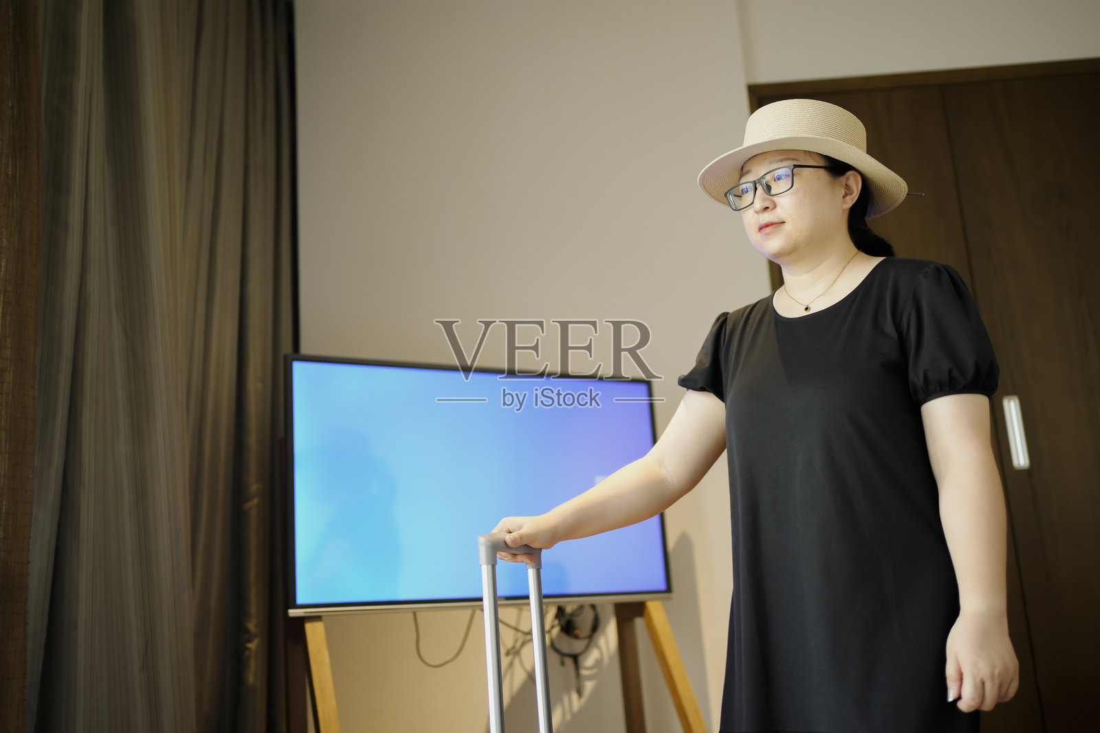 这位女性正在准备去度假。照片摄影图片