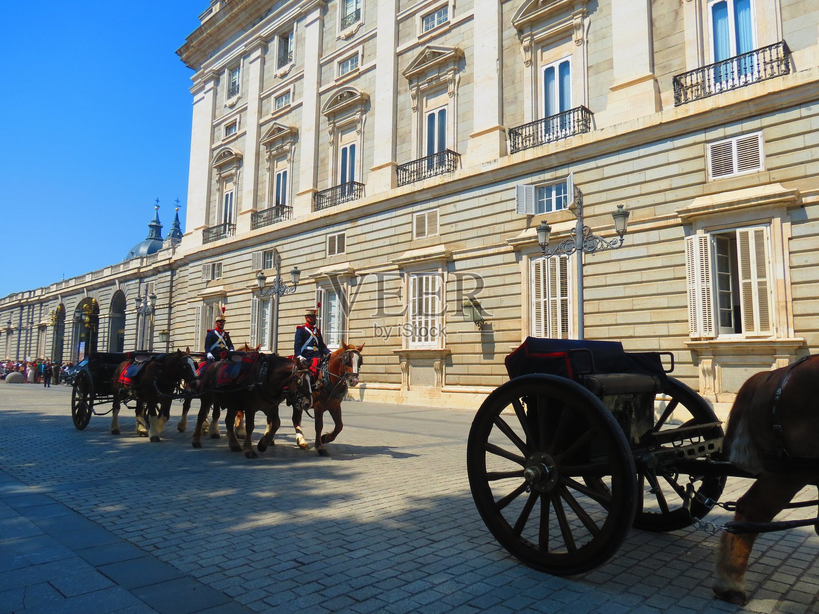 士兵们身着礼服，在庄严的皇家卫队换岗仪式上（带马）。照片摄影图片