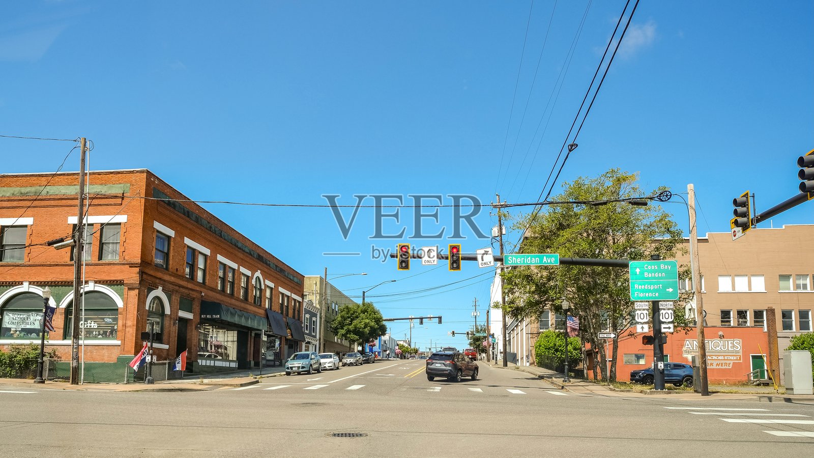 在俄勒冈州北弯市中心,101号公路与海岸公路交汇。照片摄影图片