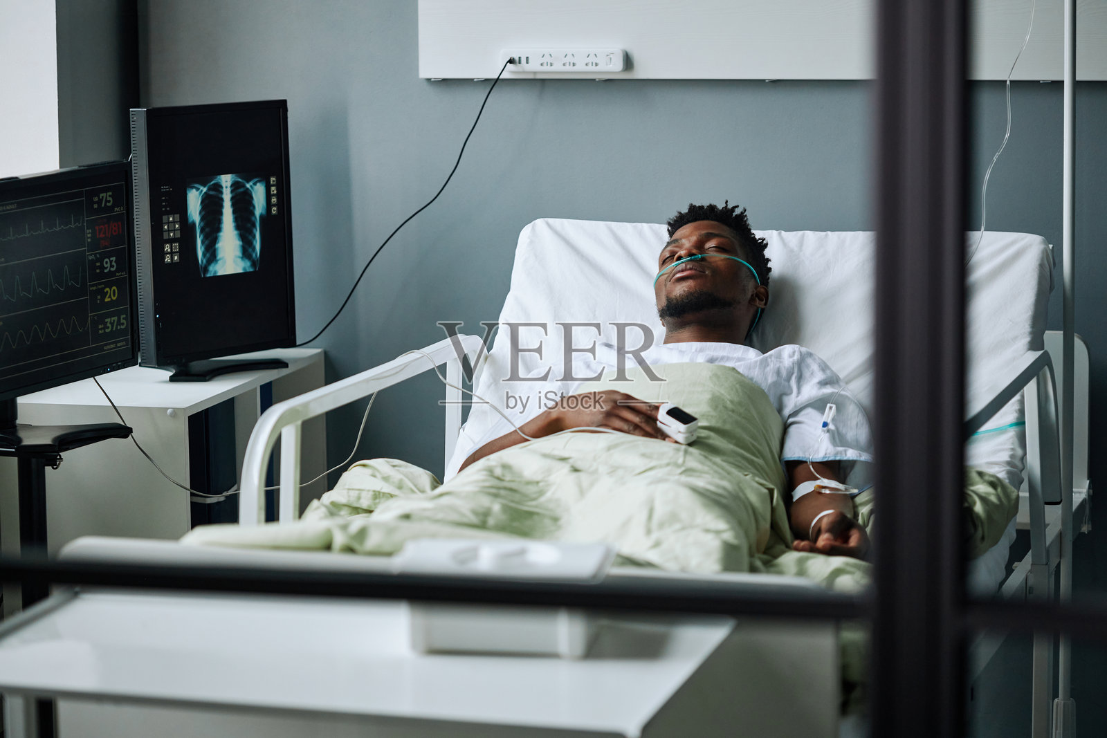 年轻的黑人男性在医院病床上照片摄影图片