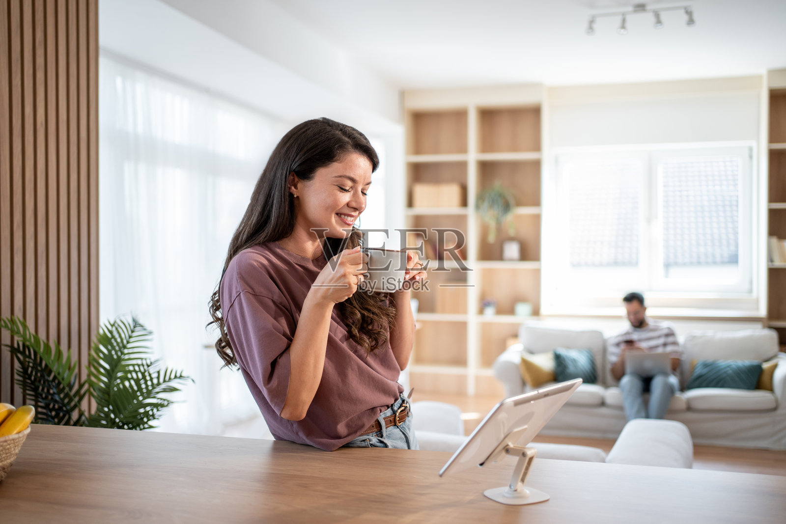 年轻女性在家工作时享受咖啡休息时间照片摄影图片