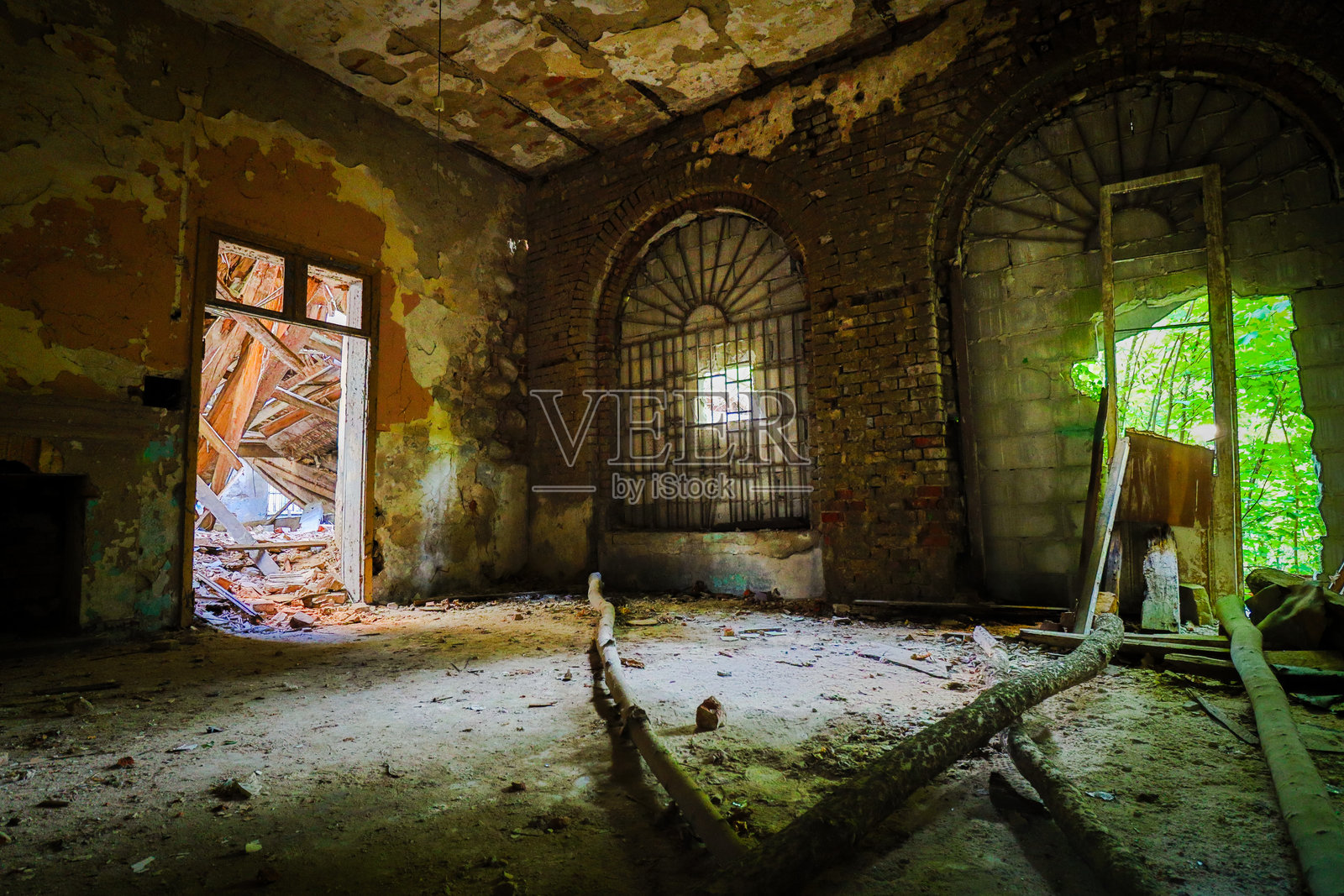 废弃的老酒窖照片摄影图片