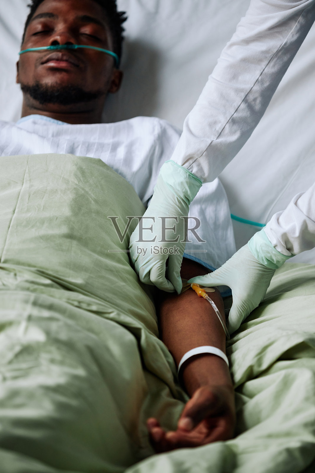 男性接受静脉治疗照片摄影图片