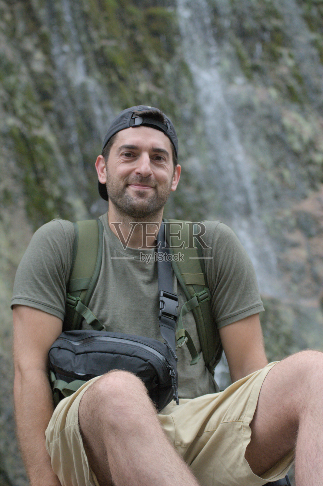 户外爱好者在郁郁葱葱的山间溪流旁摆姿势照片摄影图片