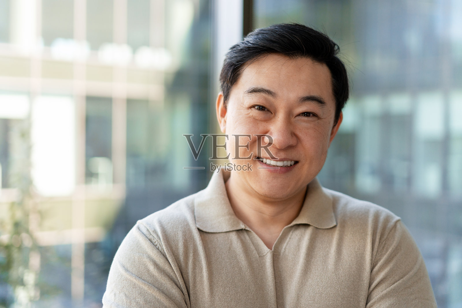 自信的中年男子在室内微笑照片摄影图片