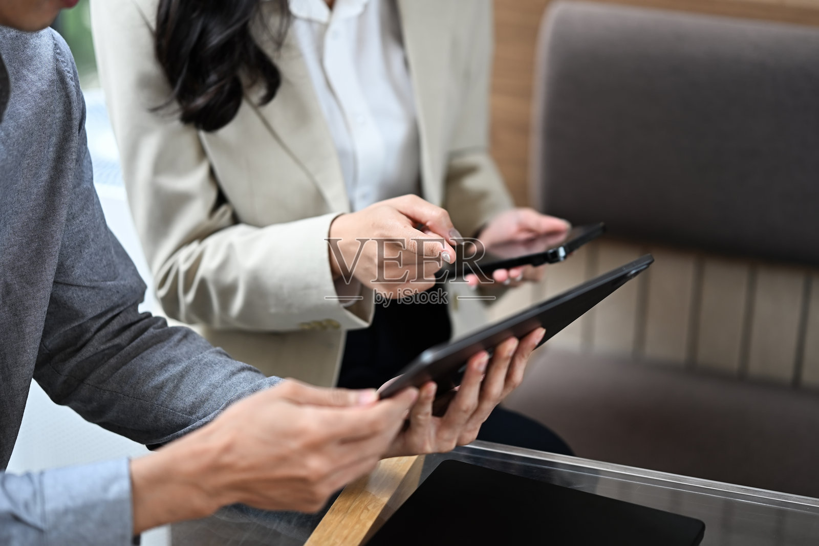 商业伙伴的手在讨论创意，同时使用数字平板电脑照片摄影图片