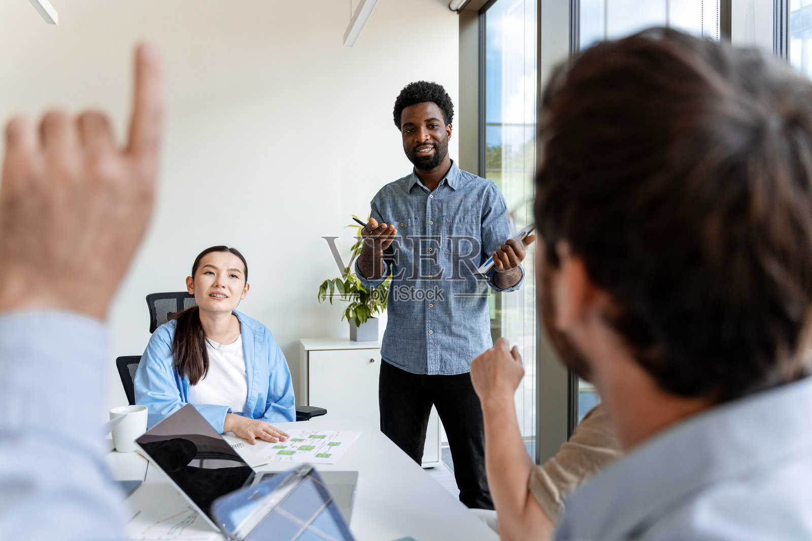 多元化团队参与创意会议照片摄影图片