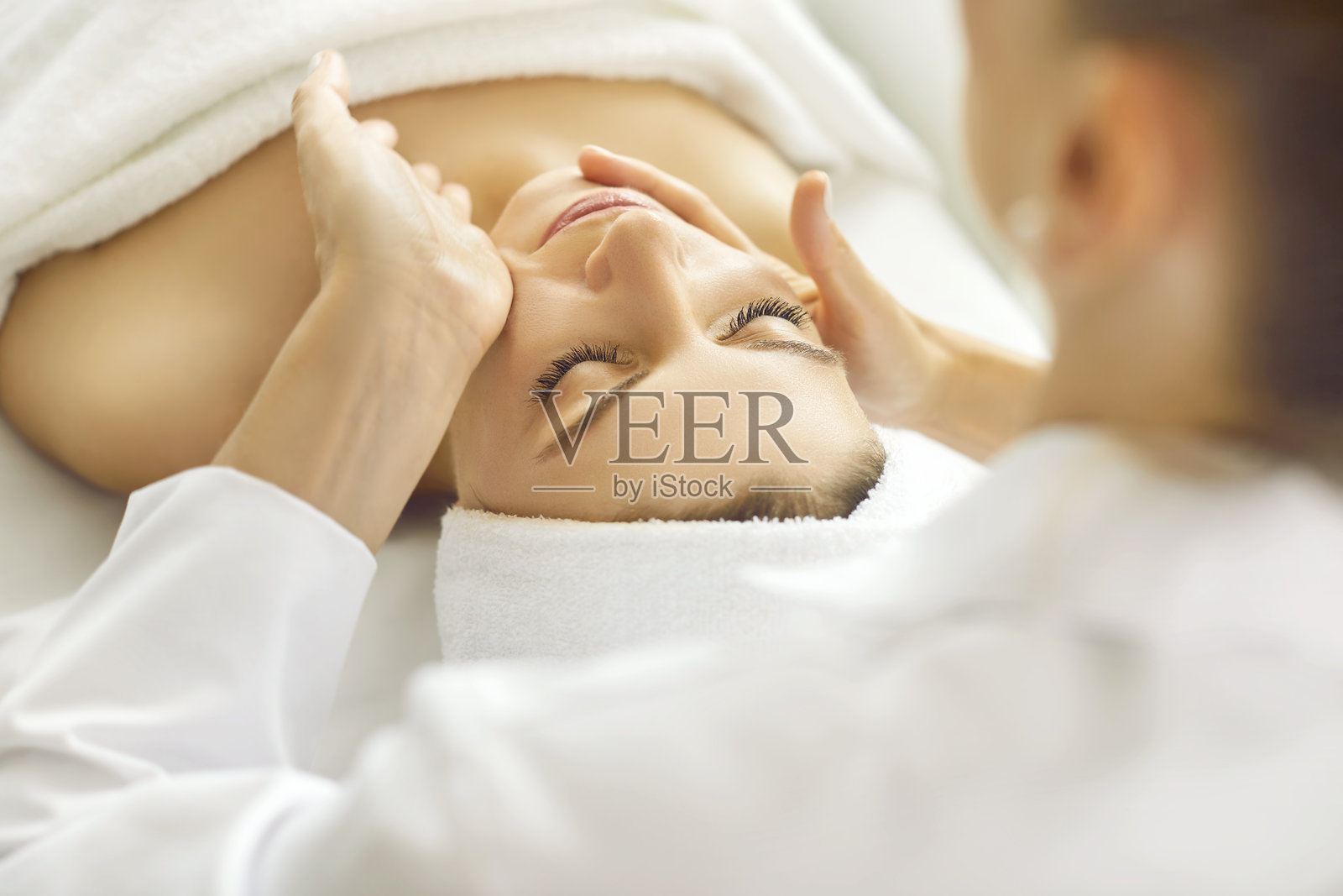 女性接受美容师的舒缓水疗护理照片摄影图片