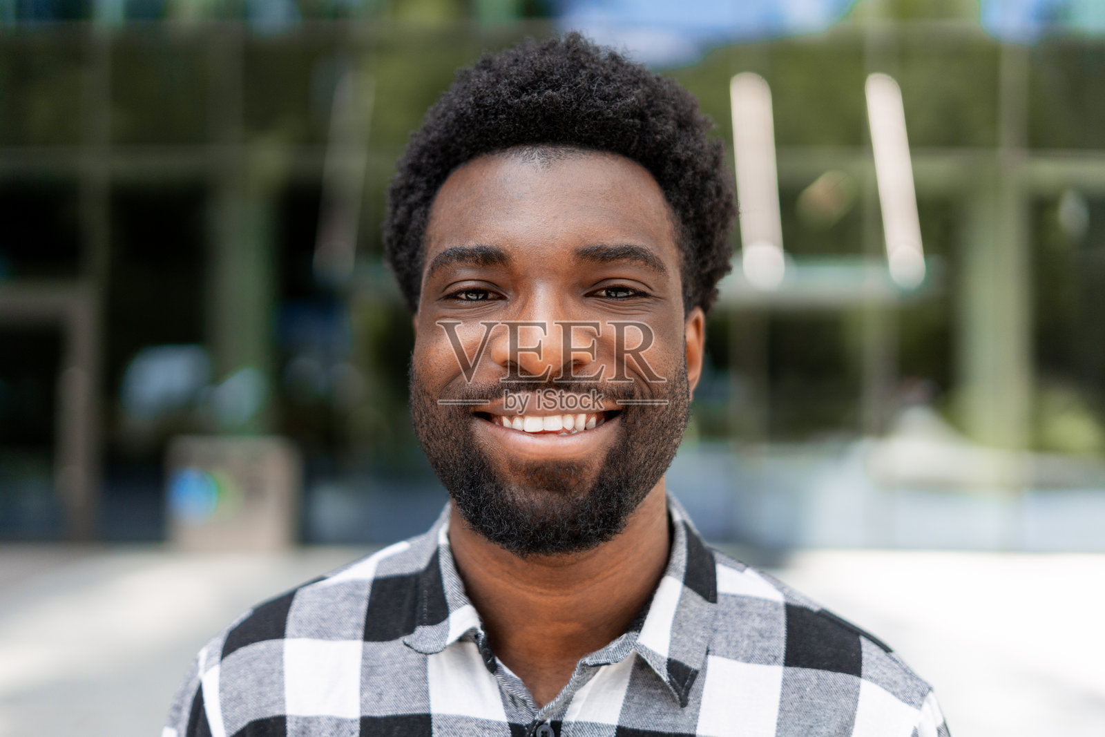 年轻的非洲裔美国商人在办公大楼前微笑照片摄影图片