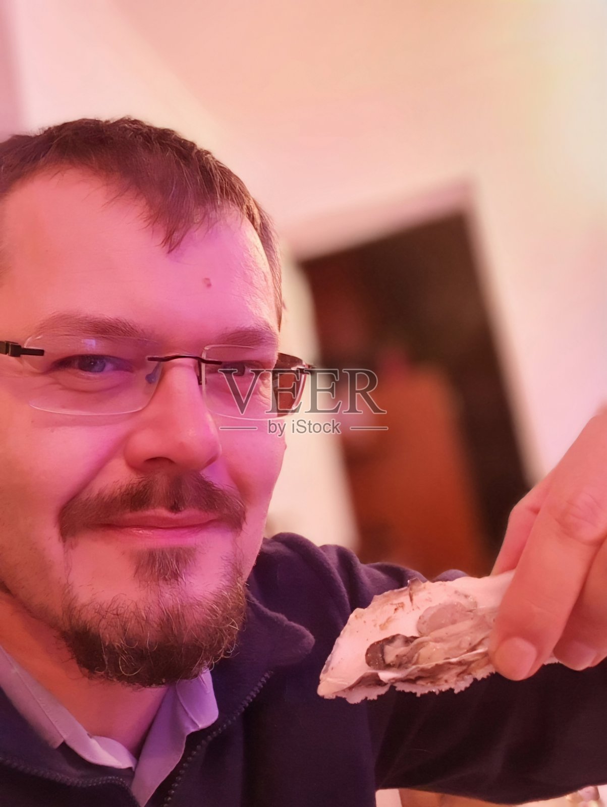 在桌子旁照片摄影图片