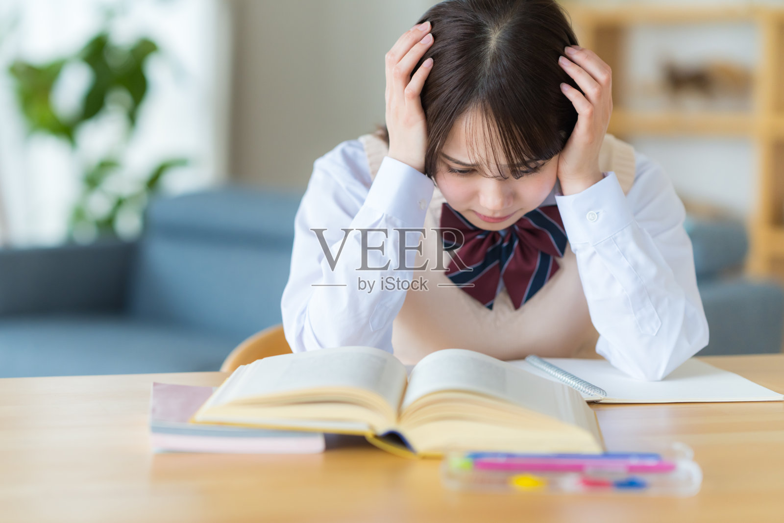 在家学习的高中女孩感到担忧照片摄影图片