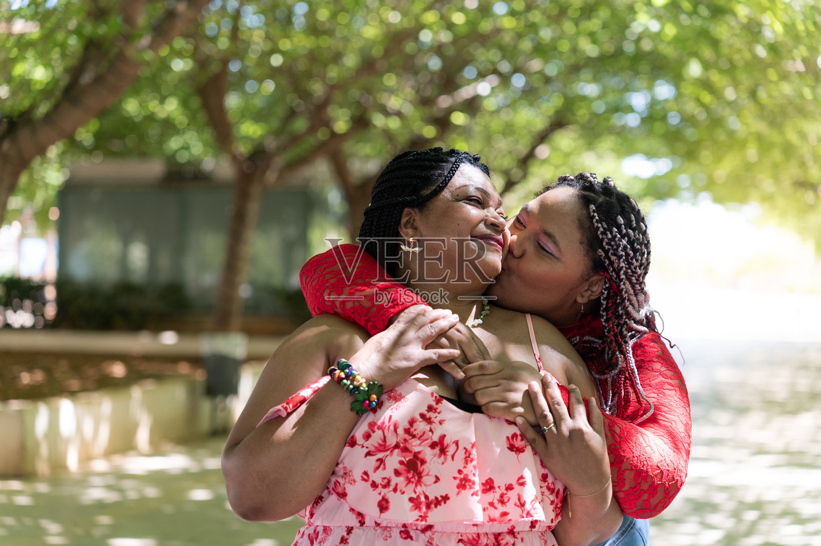 母女在公园分享温馨时刻照片摄影图片