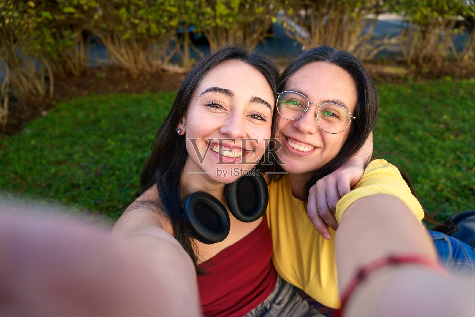 两名拉丁美洲女学生在大学校园自拍照片摄影图片