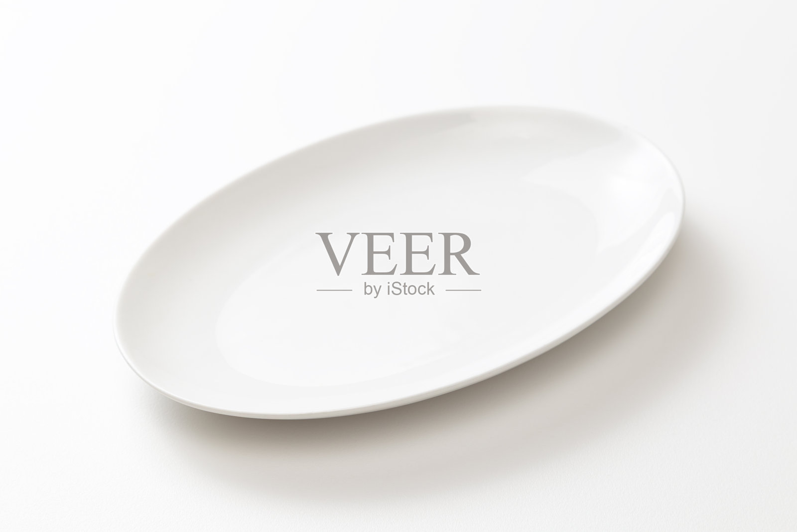 白色背景上的椭圆盘照片摄影图片