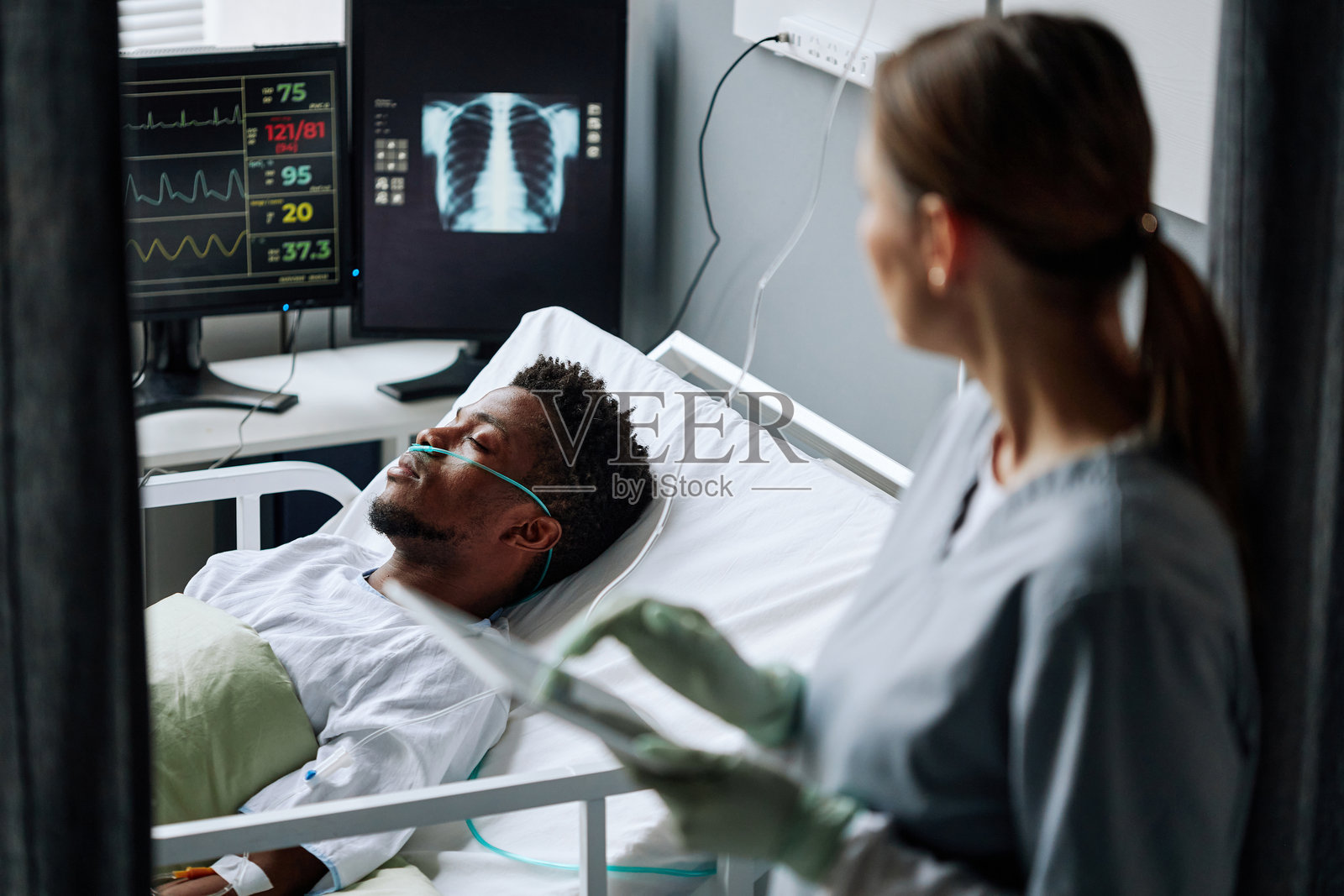 检查患者的健康状况照片摄影图片