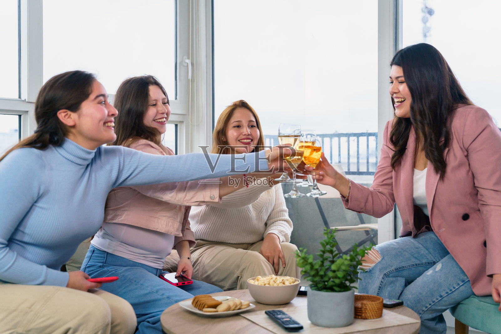 拉丁美洲女性在家中举杯畅饮白葡萄酒照片摄影图片