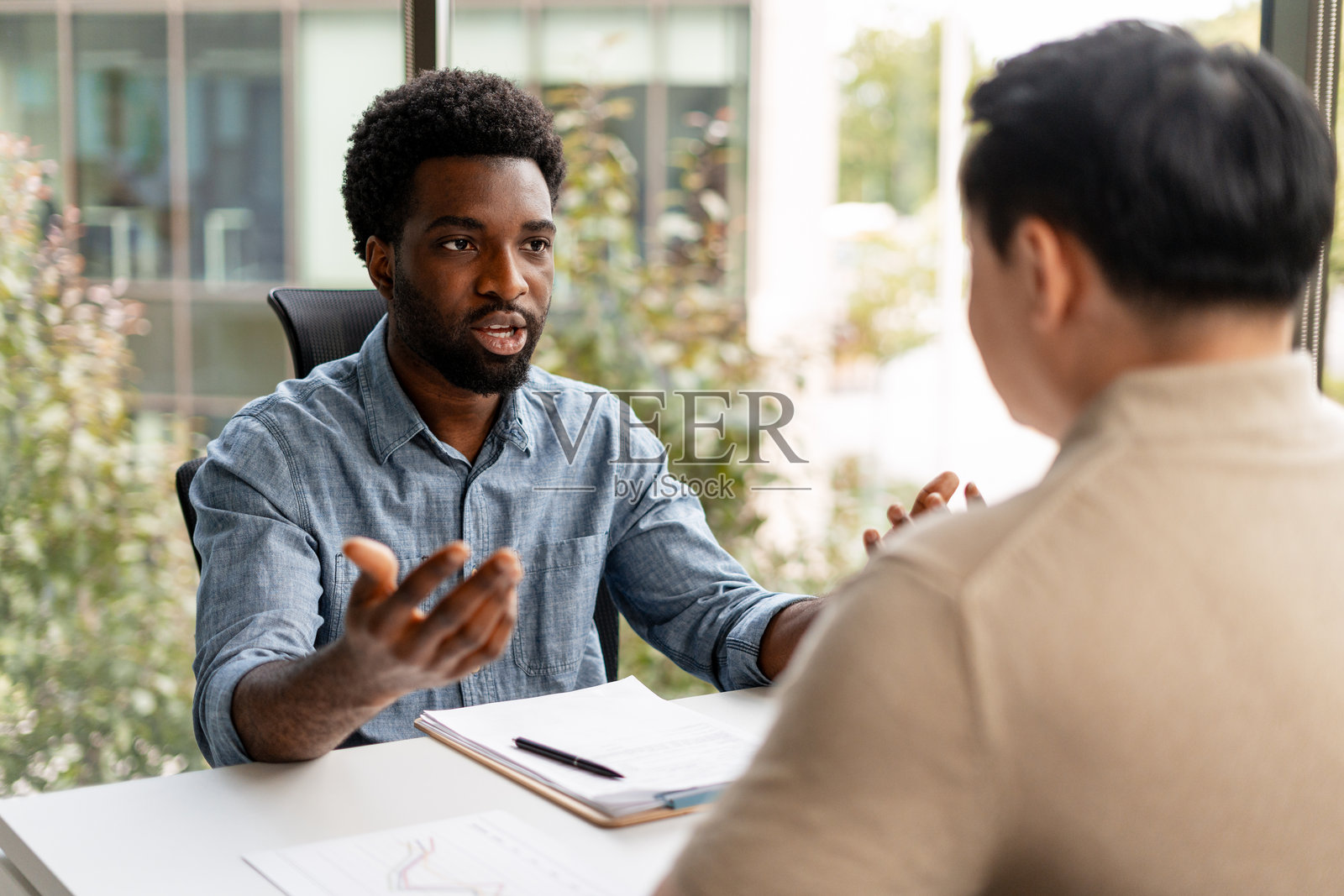 两位商人在办公室会议中讨论照片摄影图片