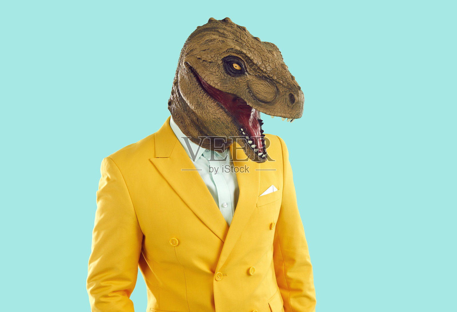 戴着恐龙头盔的古怪男子半身肖像照片摄影图片