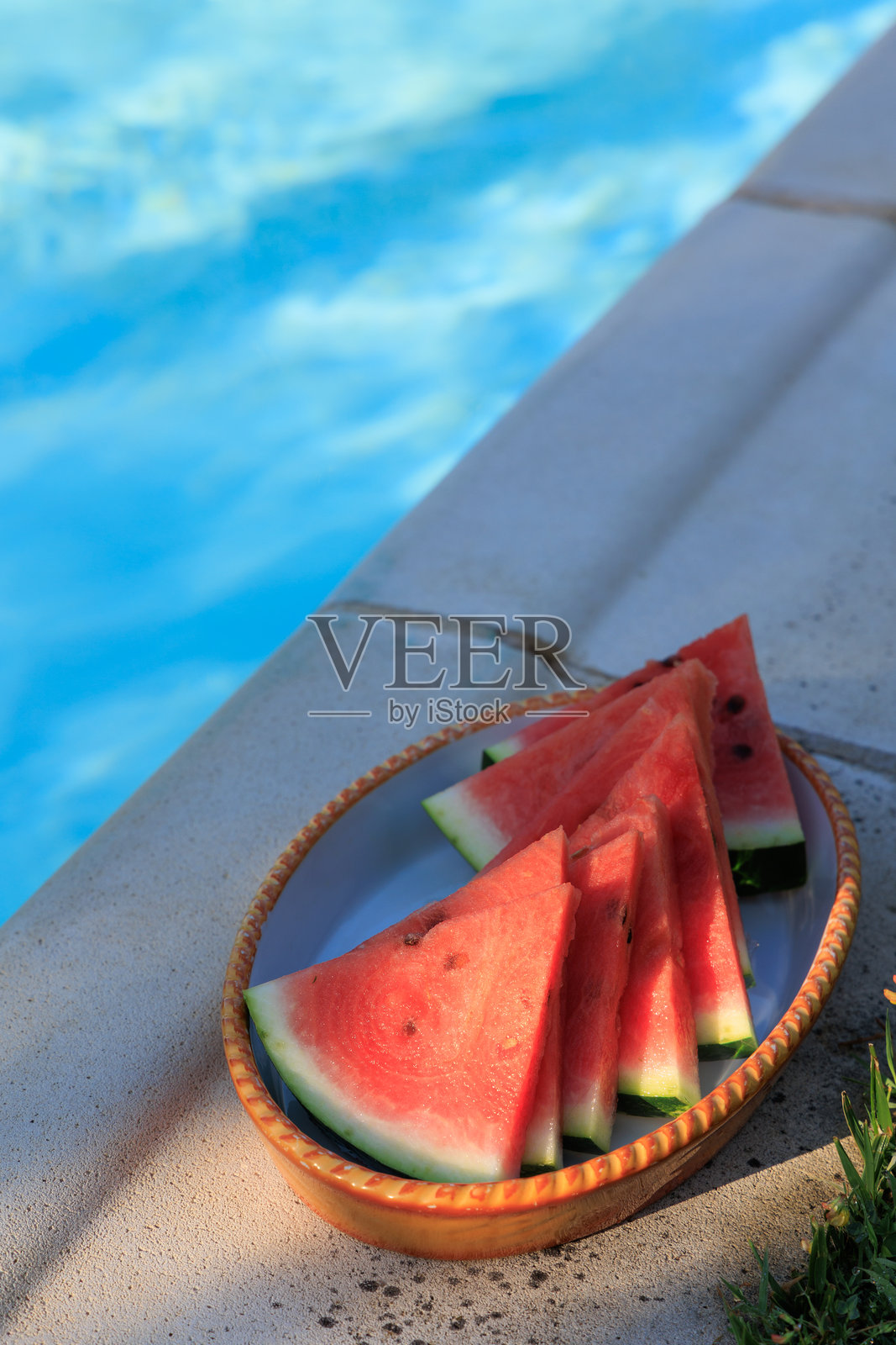 西瓜片，泳池边的清凉时光照片摄影图片