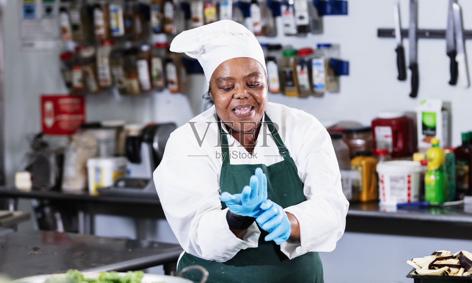 女性厨师在商业厨房里戴手套照片摄影图片
