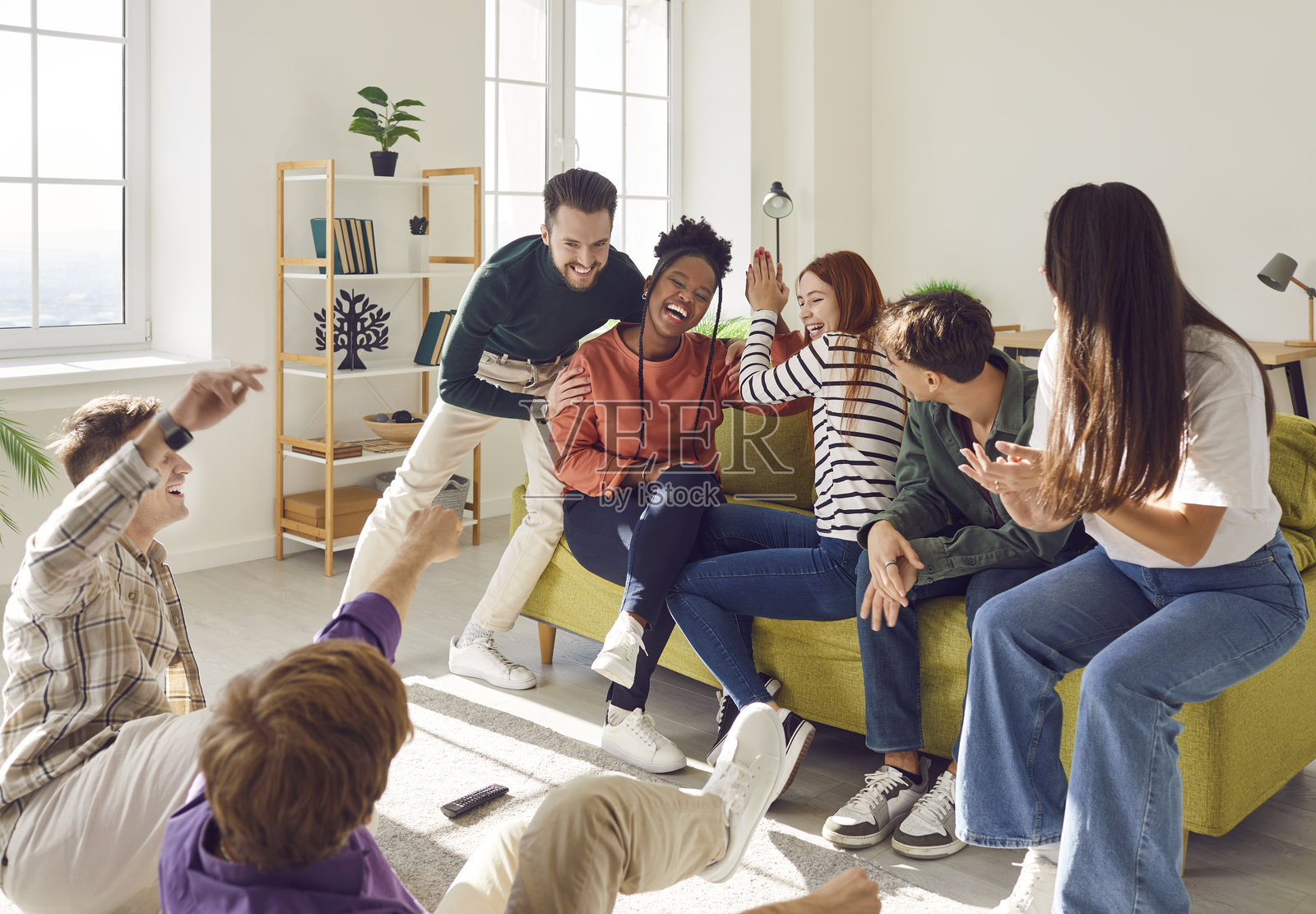 年轻快乐无忧的多元化群体，毕业生、青少年、大学朋友们在一起享受乐趣照片摄影图片