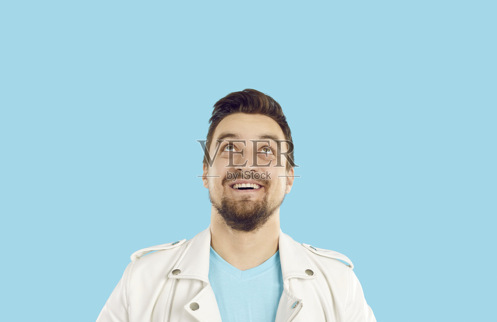 微笑的男人仰望空白的复制空间照片摄影图片