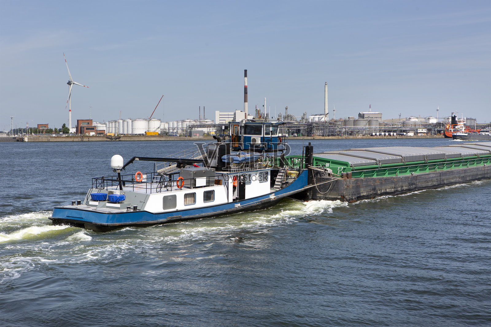 安特卫普港 - 在斯凯尔特河上的驳船照片摄影图片